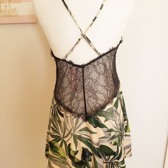NWT Victoria's Secret Tropical Lace Plunge… - Picture 2 of 4